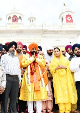 CM PAYS OBEISANCE AT TAKHAT SRI HUZOOR SAHIB, NANDED